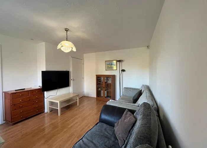 Cosy 2 Bedroom Apartment Near City Centre