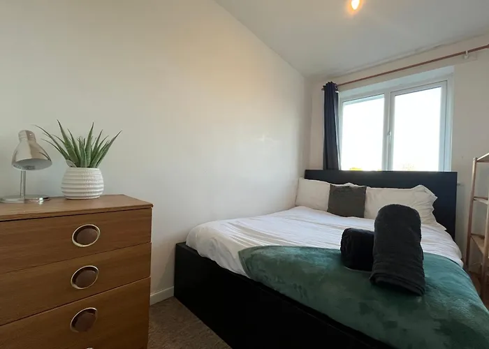 Cosy 2 Bedroom Apartment Near City Centre